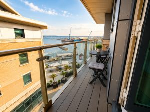 Island & Harbour Views Large Balcony Free Parking